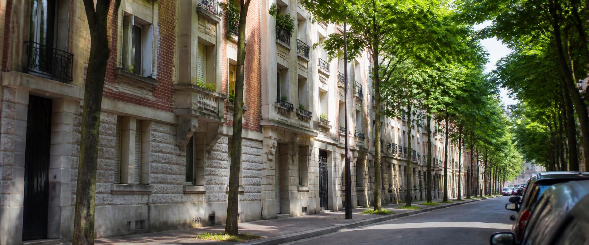 Rue résidentielle d'Île-de-France bordée d'immeubles de copropriété