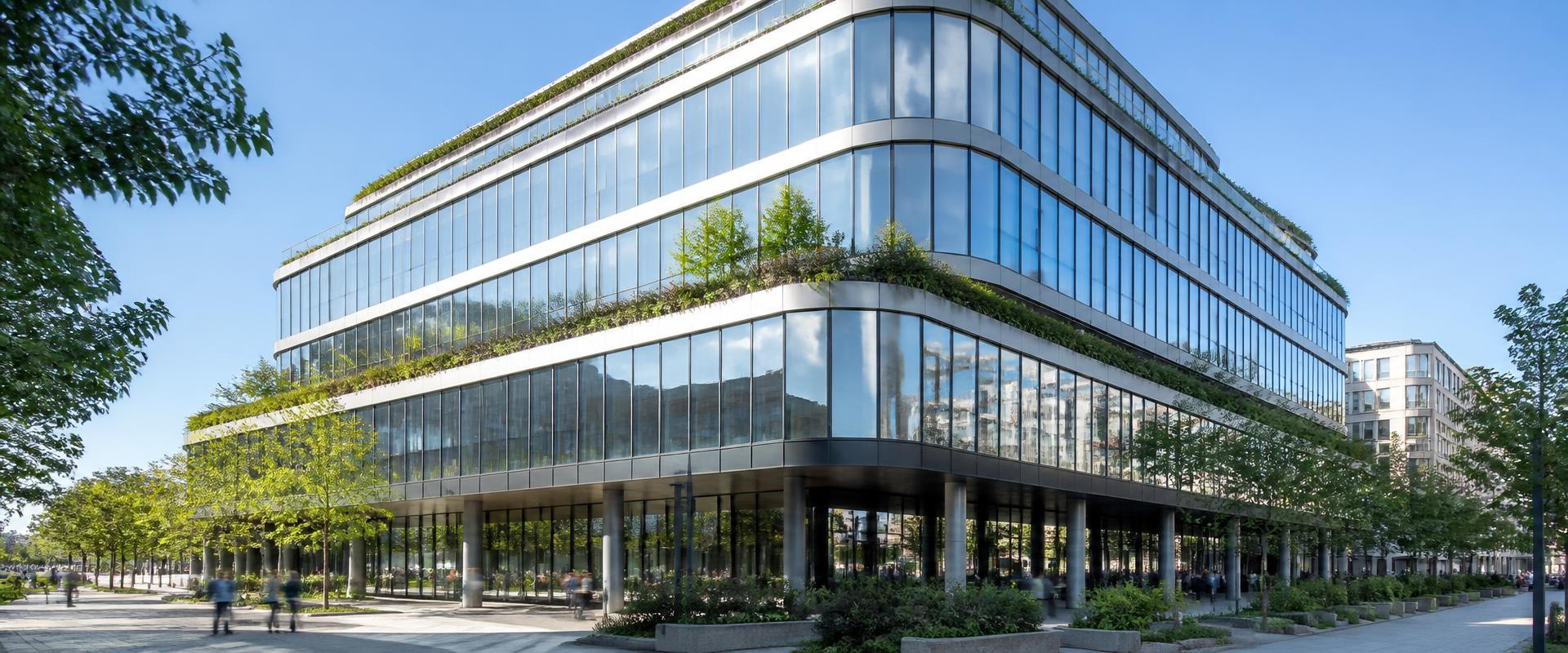 Immeuble de bureaux moderne végétalisé en Île-de-France, en pleine journée
